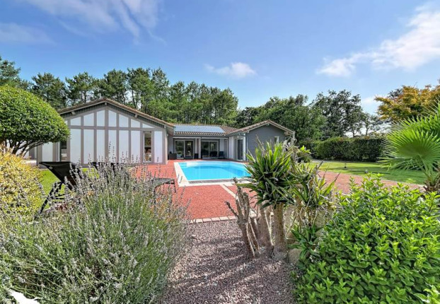 Maison 5 pièces 156 m² · à Azur · 156 m² · 810 000 €