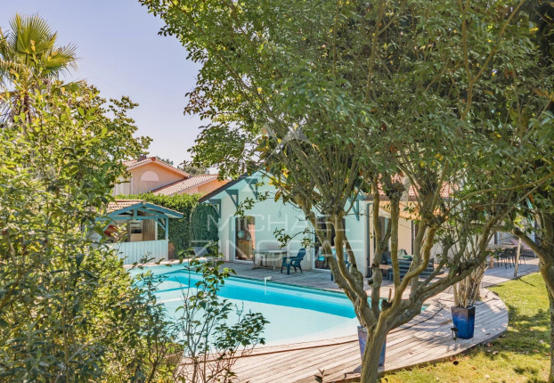 Maison 6 pièces 240 m² · à Gujan-Mestras · 240 m² · 1 300 000 €