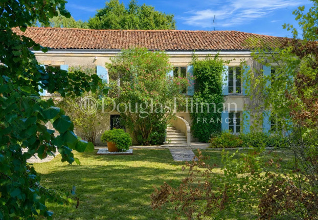 Maison 12 pièces 600 m² · à Yvrac · 600 m² · 1 995 000 €