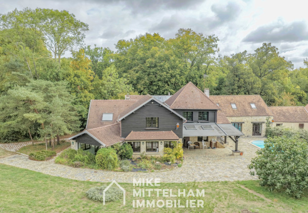 Maison 17 pièces 549 m² · à Thoiry · 549 m² · 1 092 000 €