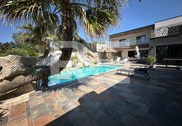 Maison 16 pièces 317 m² · à Aigues-Mortes · 317 m² · 1 080 000 €