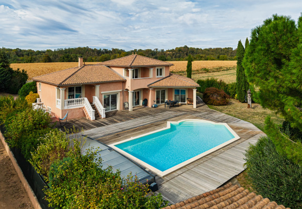 Maison 8 pièces 240 m² · à Cailloux-sur-Fontaines · 240 m² · 935 000 €