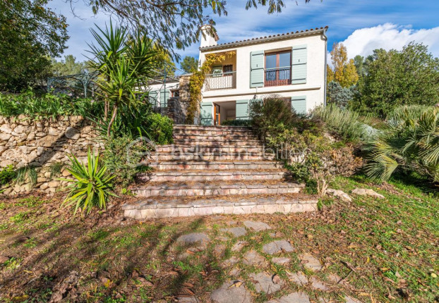 Maison 7 pièces 246 m² · à Méounes-lès-Montrieux · 246,5 m² · 895 000 €