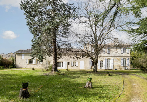 Maison 10 pièces 500 m² · à Arveyres · 500 m² · 525 000 €