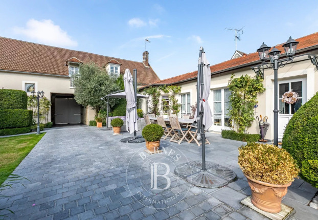 Maison 8 pièces 248 m² · à Cinqueux · 248 m² · 790 000 €