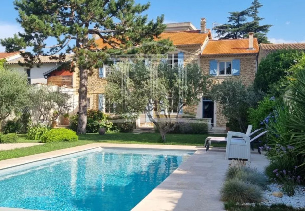 Maison 6 pièces 185 m² · à Sorgues · 185 m² · 550 000 €