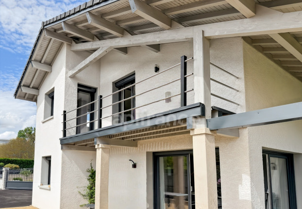 Maison 8 pièces 210 m² · à Prévessin-Moëns · 210 m² · 1 180 000 €
