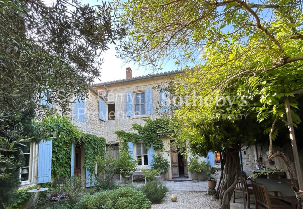 Maison 9 pièces 242 m² · à Fontvieille · 242 m² · 1 280 000 €