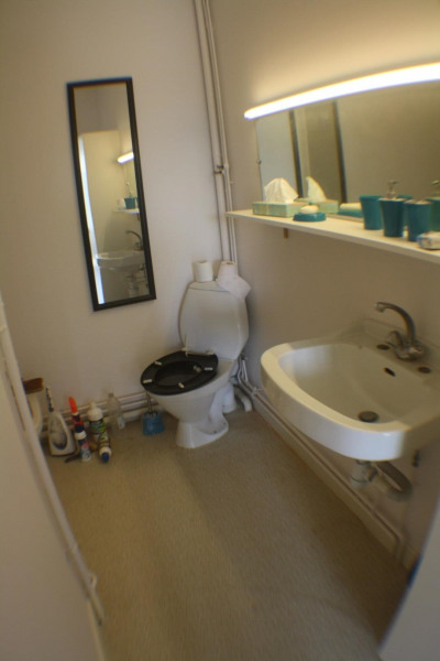 S d B ch n°1 comprenant WC et baignoire +douche hydromassante