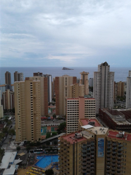 bel appartement pour 4 personnes avec des vues exclusives sur les montagnes, la mer, la ville de Benidorm.