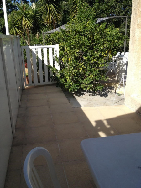 2éme terrasse avec table et chaises jardin