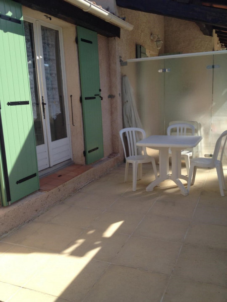 entrée du T 2 avec sa terrasse