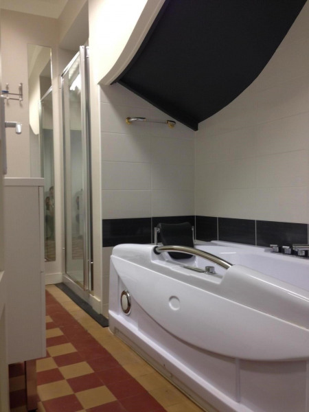 baignoire balnéo et douche indépendante hydromassante