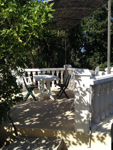 1 terrasse avec table jardin et barbecue