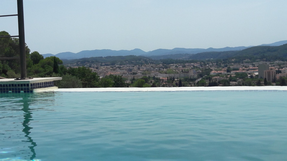 Villa vue panoramique au calme piscine à debordement
