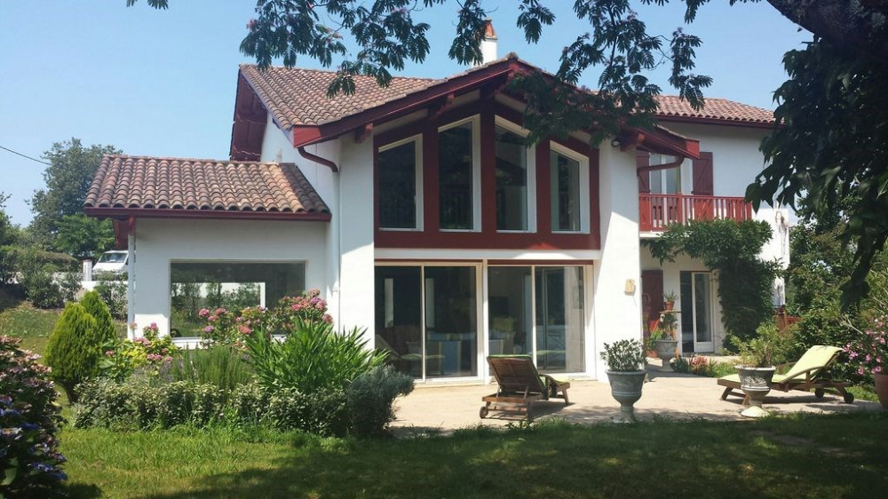 Maison d'architecte, très lumineuse sur un terrain de 6500 m2. Vue lointaine.