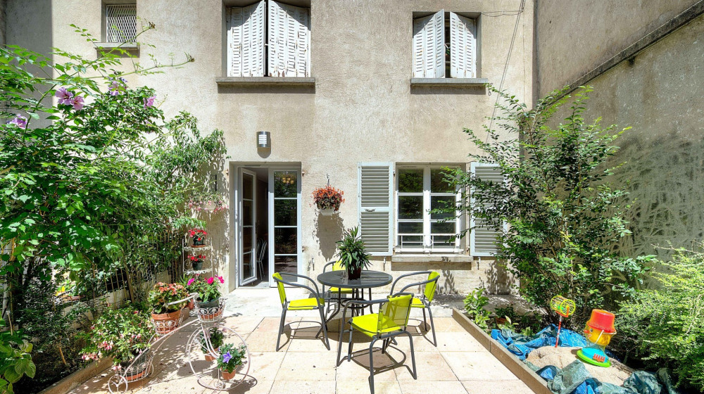 vue sur l'appartement et la terrasse