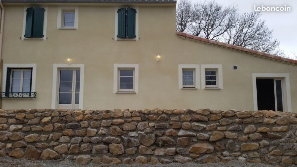 photo arriere du gîte avec terrasse extérieure