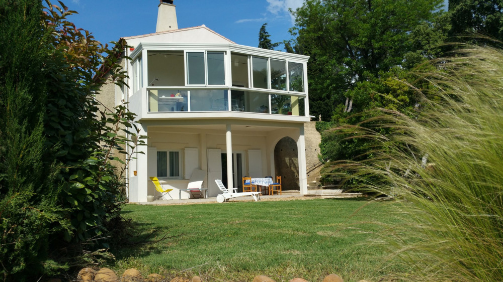 L'appartement sousla véranda avec son porche, sa terrasse, sa pelouse...