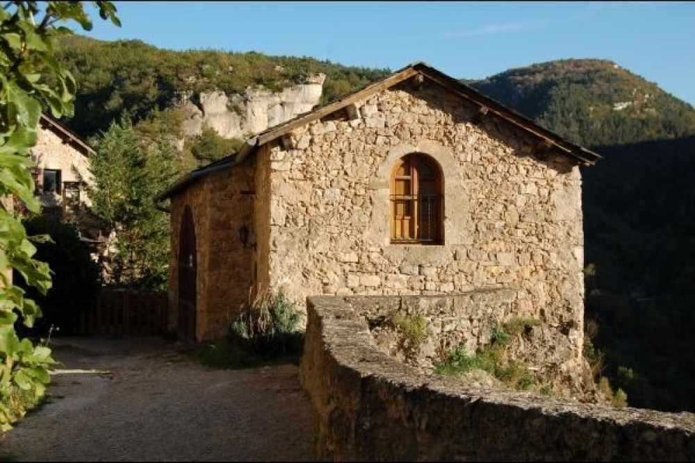 Résultat de recherche d'images pour "village au bord de falaises"