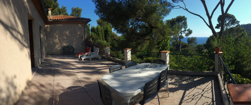 Terrasse donnant sur salon et salle à manger (vue mer)