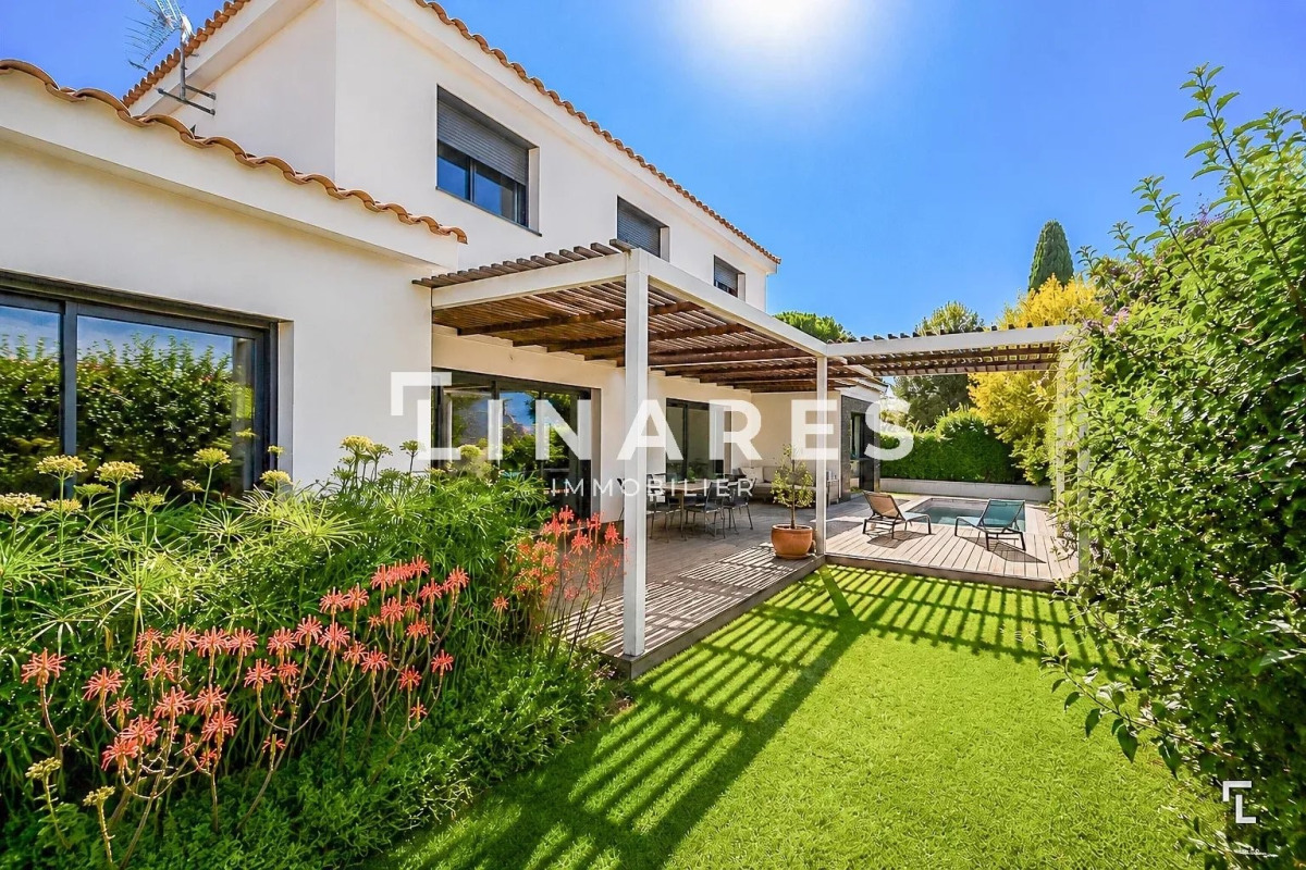Villa de luxe à vendre dans le quartier Les Trois Lucs