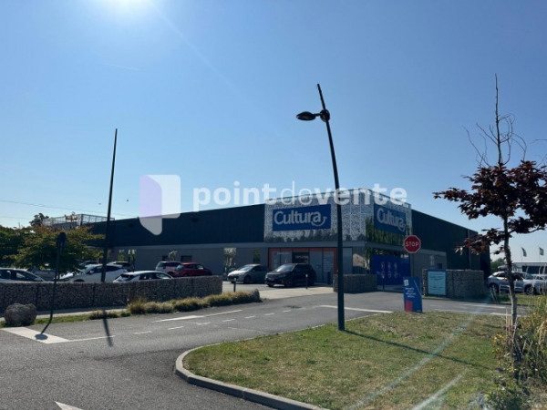 Location Local commercial de 1500 m² Maurepas Centre Ville