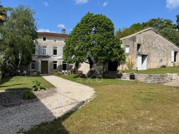 Maison de maître à vendre dans le quartier Saint Ausone-Saint Martin-Saint Gelais
