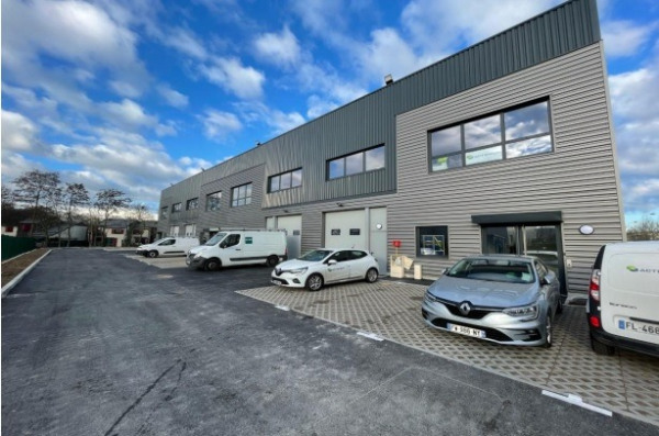 Location Local d'activités de 360 m² Aubergenville Trait Union