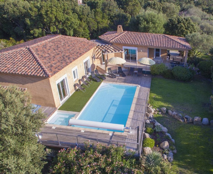 Vue générale de la villa dans son écrin de verdure