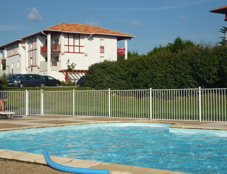 Vue de la résidence depuis la piscine