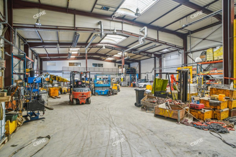 Location Local d'activités de 1605 m² Linas