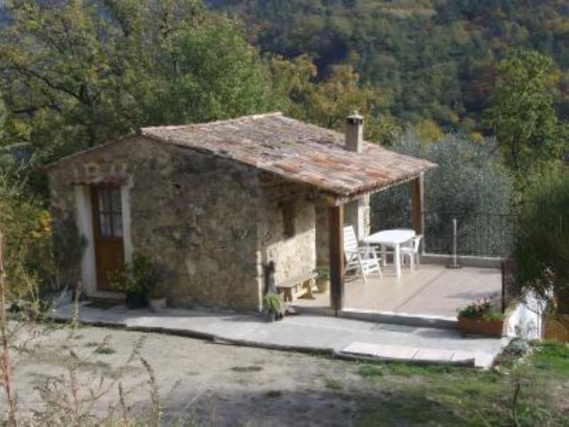 La maison avec sa terrasse en rez de chaussée au dessus du séjour, chambre, sall