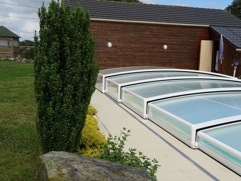 La piscine fermée par son dôme