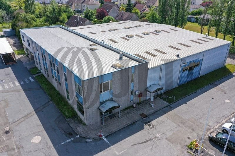 Location Local d'activités de 1882 m² Les Mureaux Bords de Seine-Nouvelle France