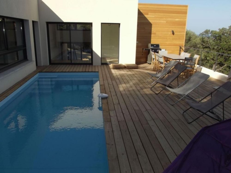 Cette villa avec piscine récente et contemporaine se trouve entre les plages de Pinarello et de S...