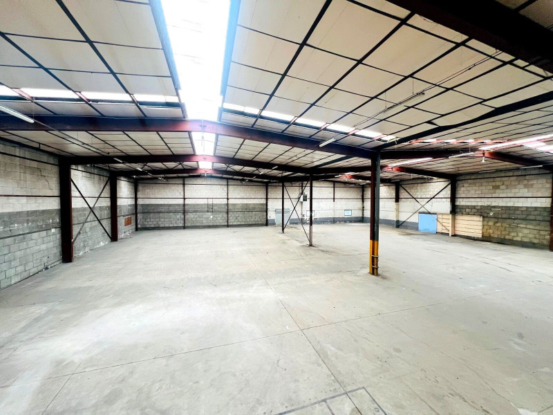 Location Local d'activités de 1664 m² Plaisir La Haise les Gares
