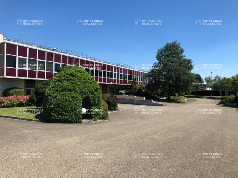 Location Local d'activités de 4537 m² Maurepas Zone d'Activité