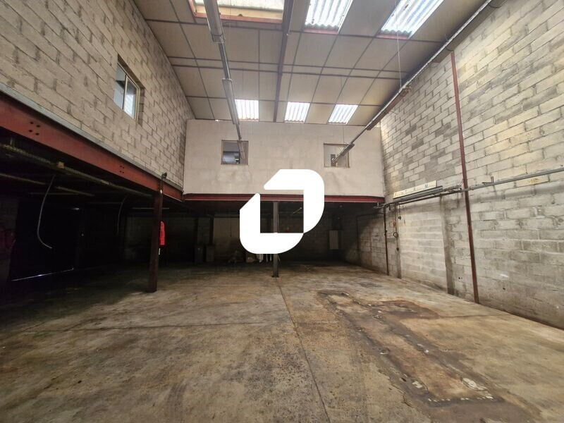 Location Local d'activités de 310 m² Roissy-en-Brie Arpents-Etang-Vignes