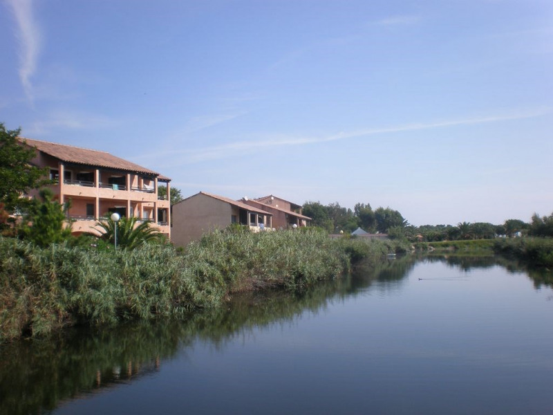 la rivère qui entoure la résidence