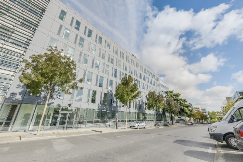 Autre : Carnot Plaza est un ensemble immobilier de 8 400 m² situé sur l'artère principale de Massy qui mène directement aux gares