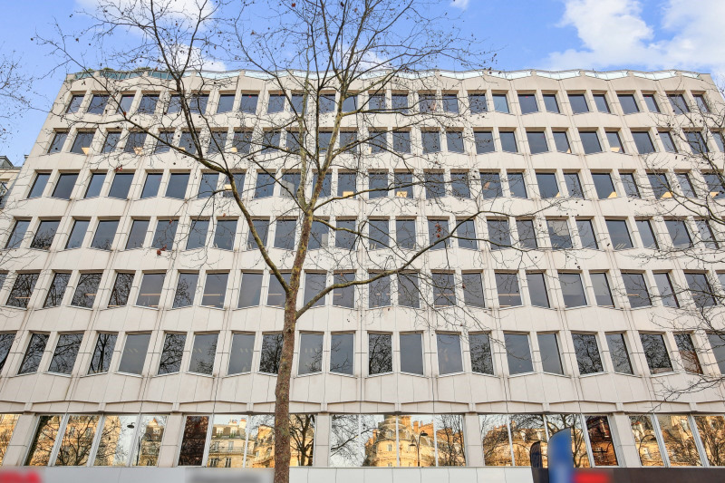 Autre : Hall d'accueil privatif Jardin privatif de 600 m² au 1er étage 2 patios en rdj et rdc Parkings dans l'immeuble Local archi