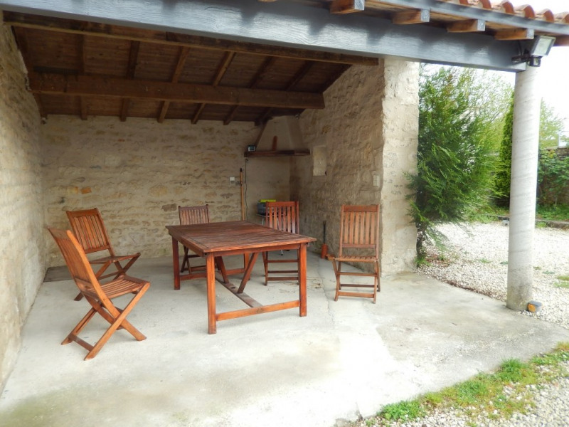 Terrasse couverte avec barbecue