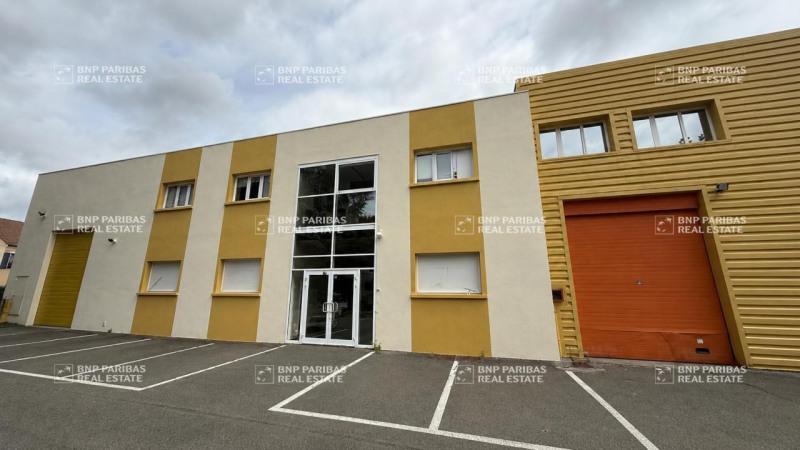 Location Local d'activités de 754 m² Magny-les-Hameaux Les Hameaux-La Croix Aux Buis-Chapelle