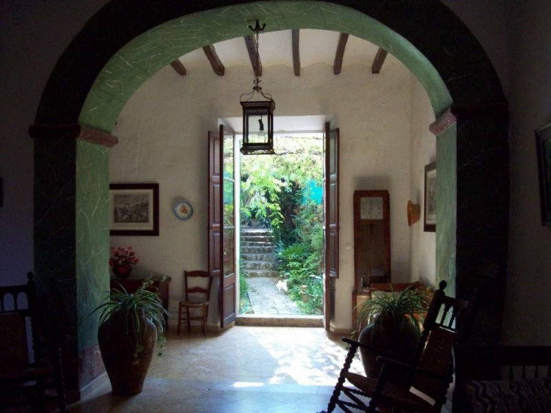 Grande entrée donnant sur jardin