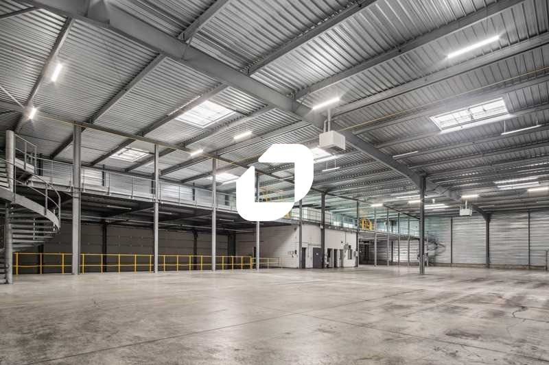 Autre : . Bâtiment indépendant . Façade en bardage . Accès véhicules légers et poids lourds . Accès privatif sur rue . Double accè