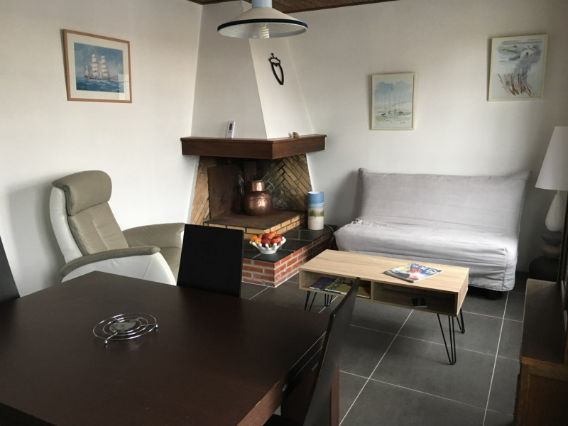 Séjour avec canapé lit, à droite de la cheminée