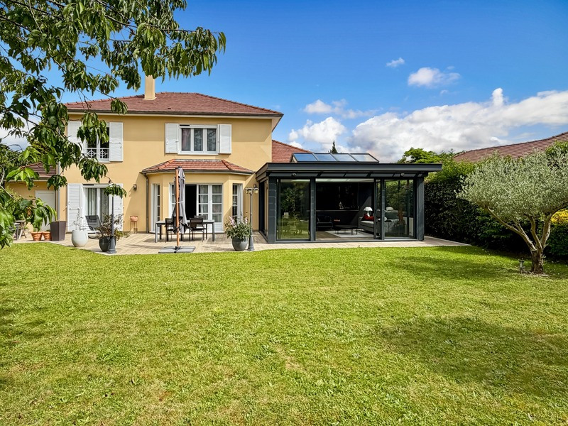 Luxury villa for sale in the district Tillet et Est
