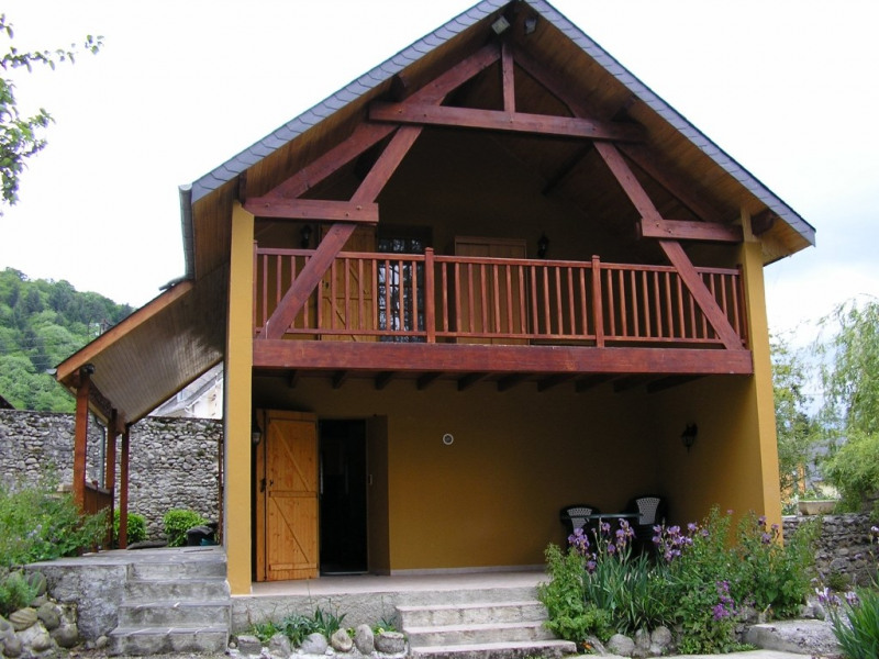 balcon et terrasse + salon de jardin.