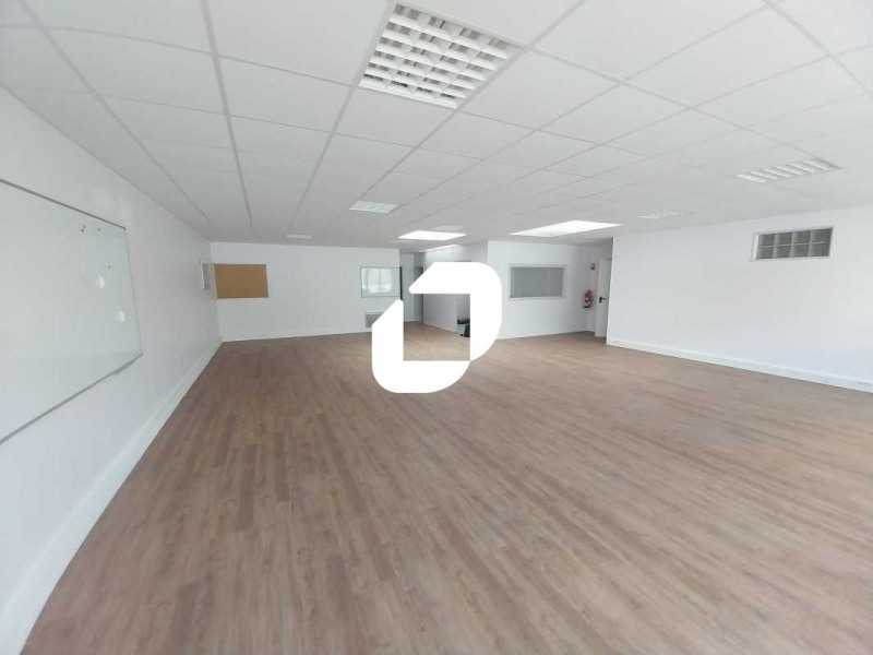 Location Bureau de 785 m² Vernouillet Bas